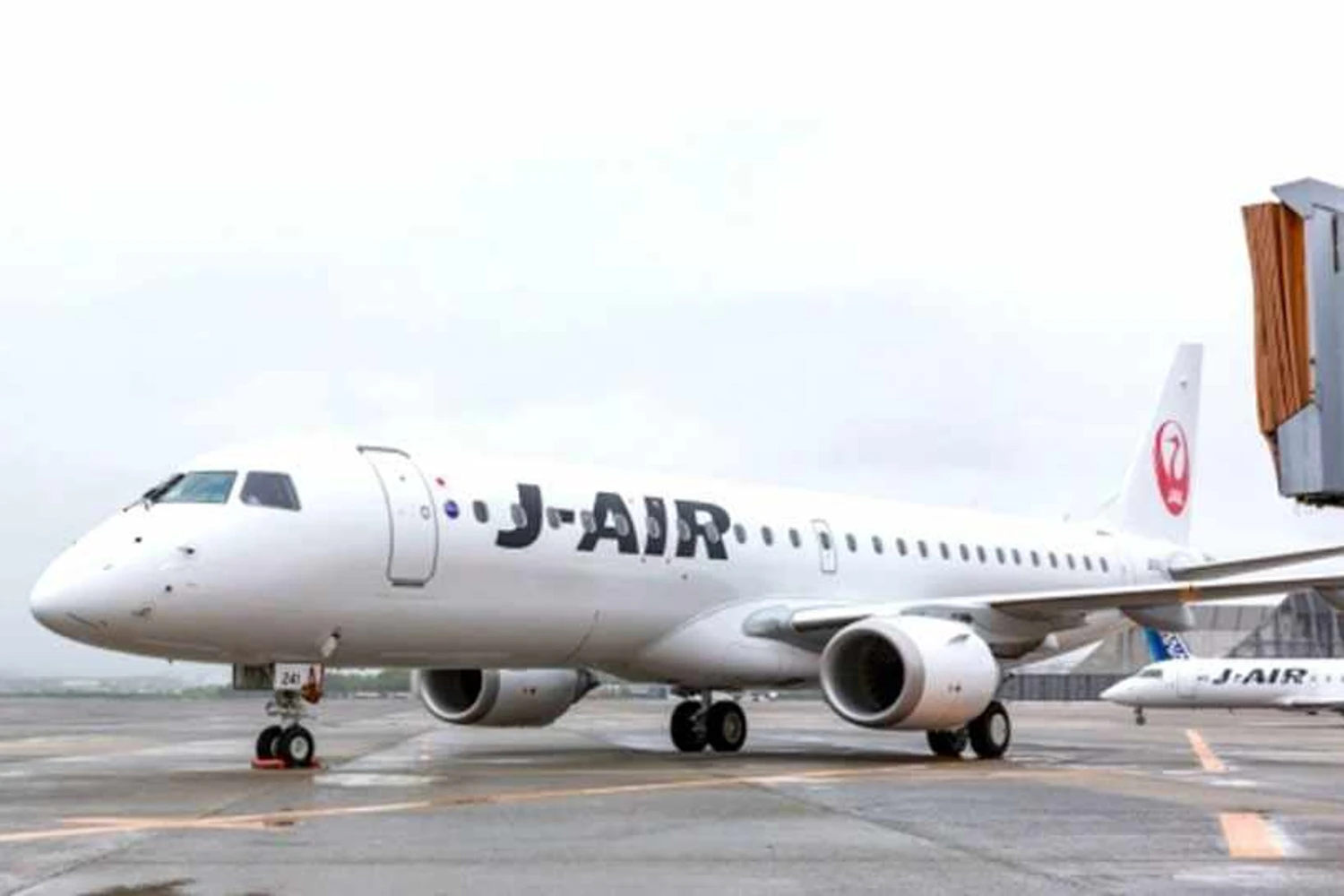 Imagem do primeiro E190 da J-AIR em serviço no Japão (Embraer/Twitter)