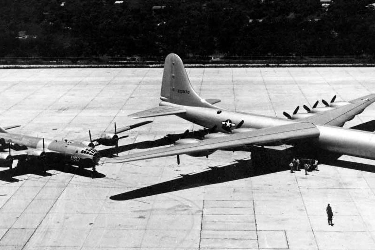 O B-29 ficou pequeno ao lado do primeiro protótipo do B-36 (Domínio Público)