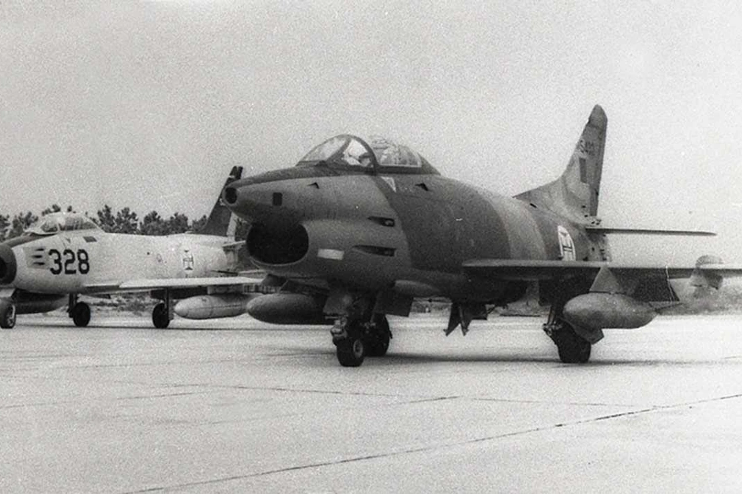 O Fiat G-91, em primeiro plano, foi o principal jato da FAP na África; sete foram abatidos (Domínio Público)