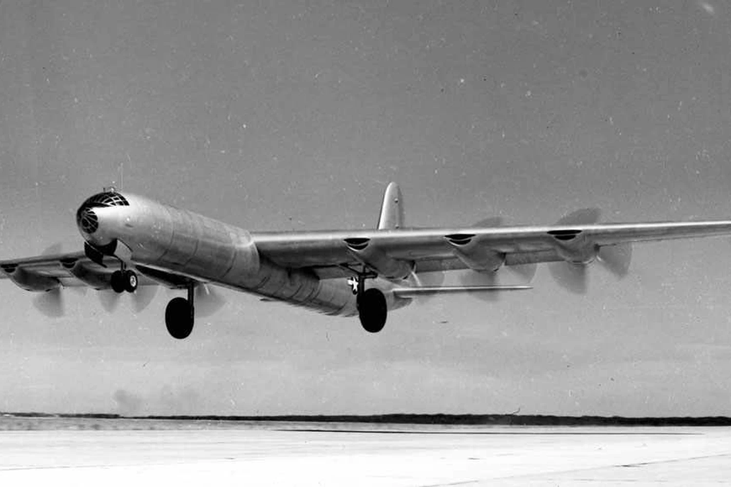 O primeiro protótipo do B-36 ainda não tinha a peculiar cabine em bolha (Domínio Público)