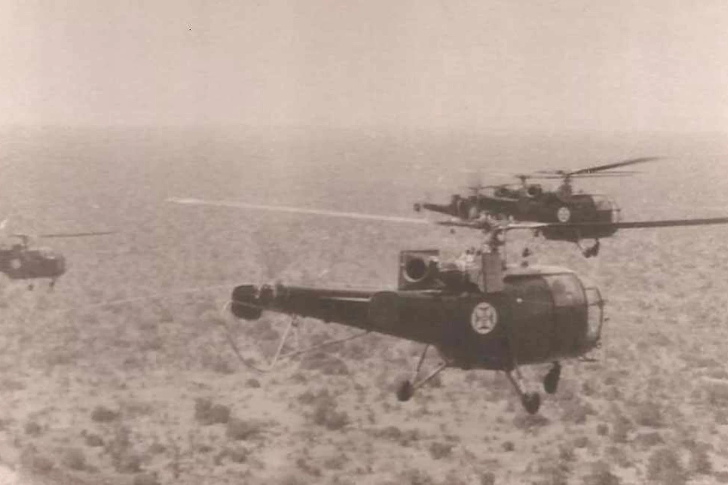 Portugal foi o primeiro país a utilizar o helicópteros em combate; modelos Aloutte III na África (Domínio Público)