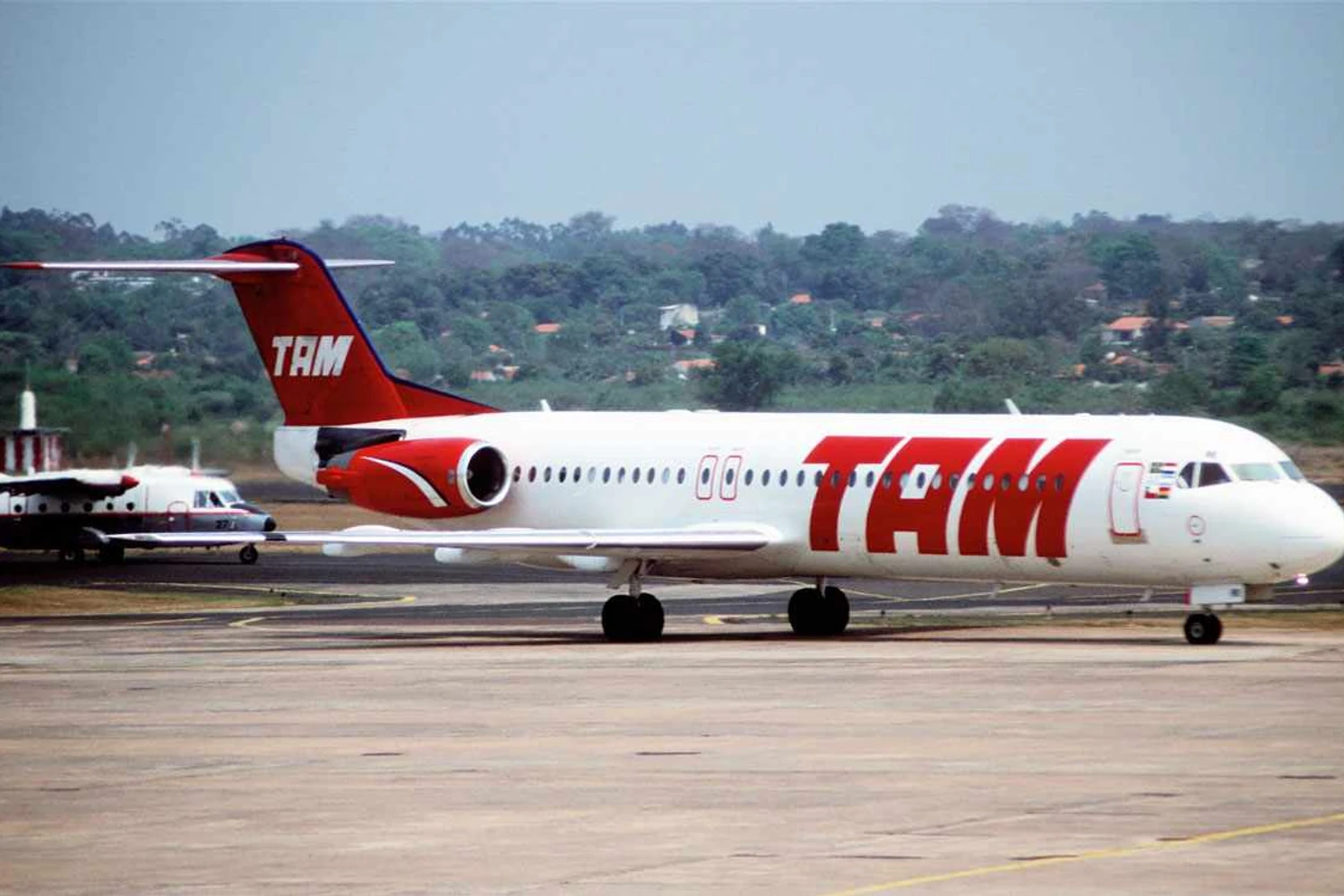Muitos dos antigos Fokker 100 da TAM continuam em operação com empresas no Irã (Aero Icarus)