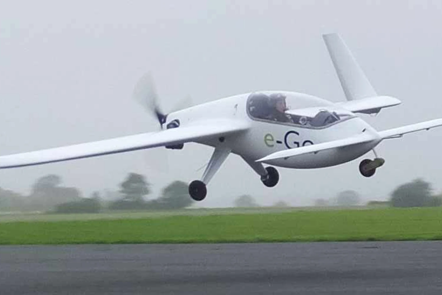 O avião fabricado na Inglaterra é uma aeronave experimental (e-Go Aeroplanes)