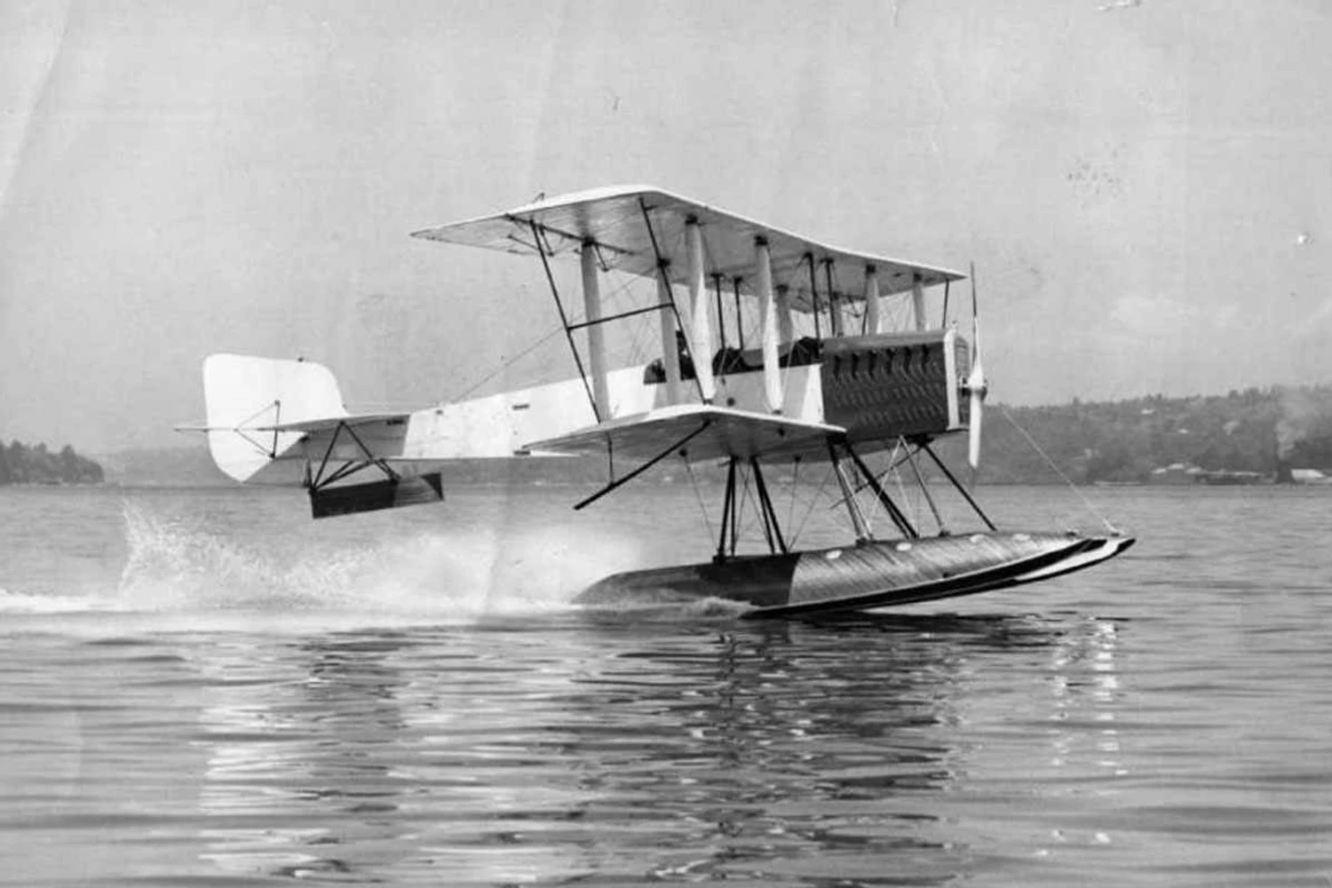 O "B &amp; W Seaplane", primeiro avião da Boeing, prestes a decolar, em 1916 (Domínio Público)