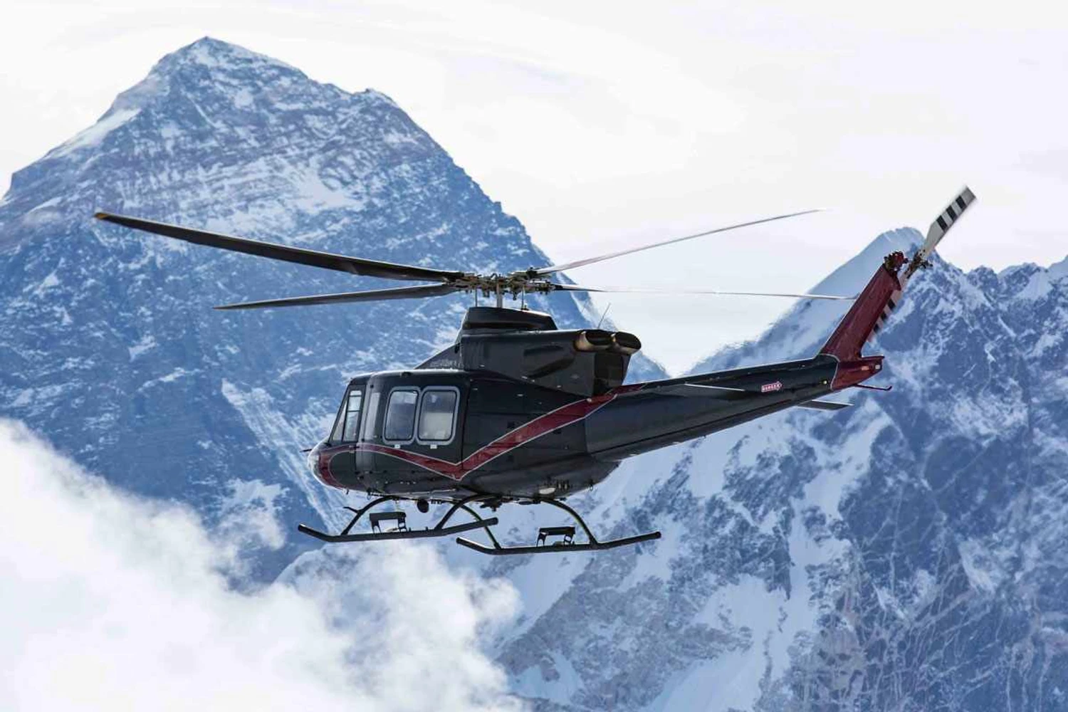 Bell leva helicóptero quase até o topo do Monte Everest