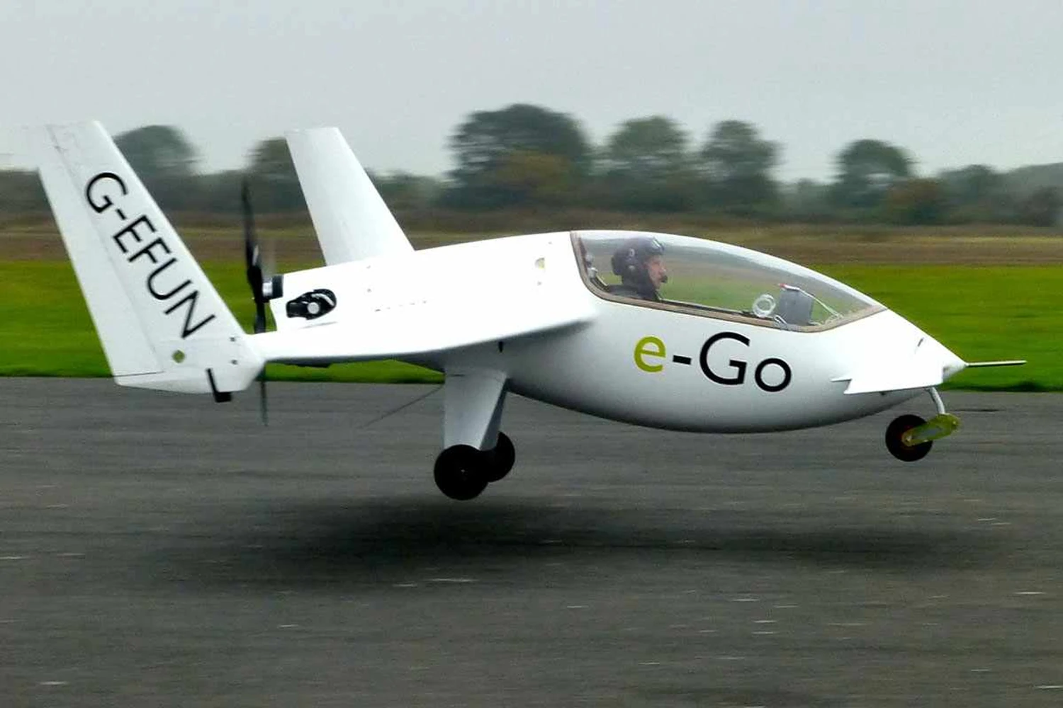 Empresa britânica e-Go entrega primeiro “mini-avião”