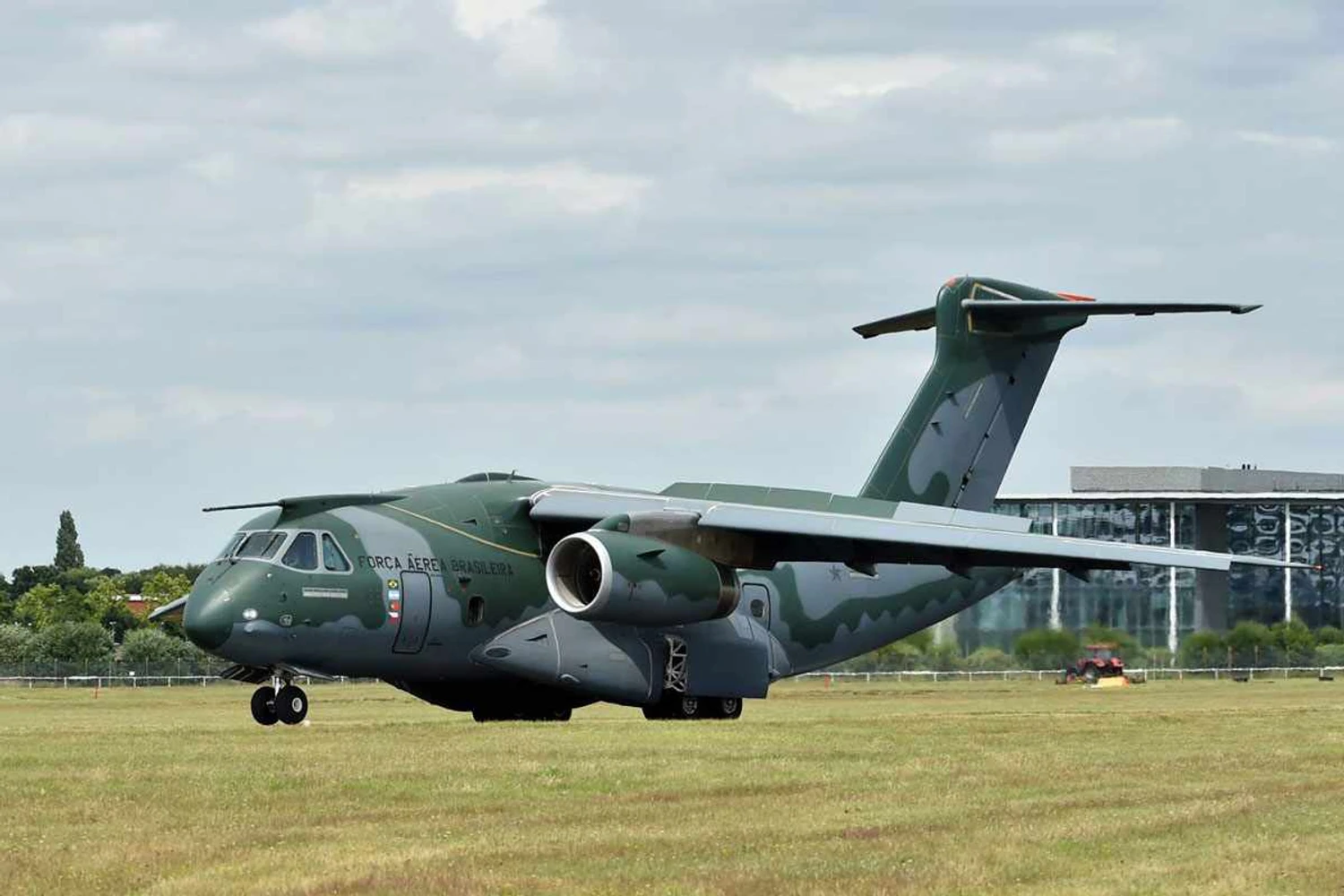Novos aviões da Embraer fazem estreia internacional