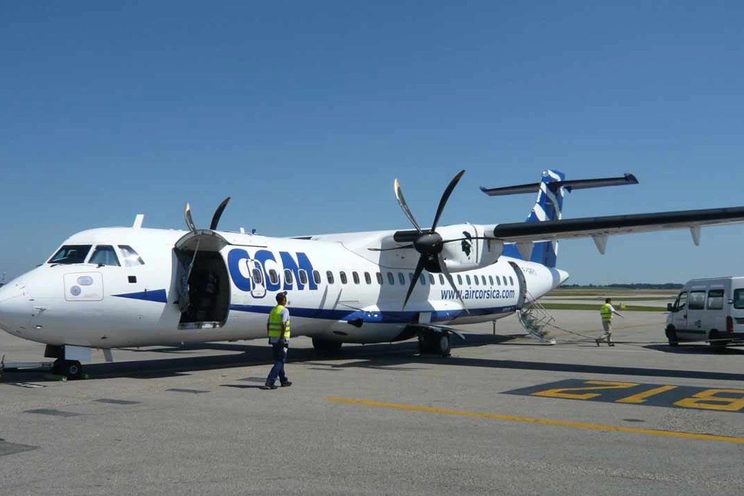 O ATR 72 pode operar em aeroportos com pouca estrutura, como os de cidades pequenas (Mili99)