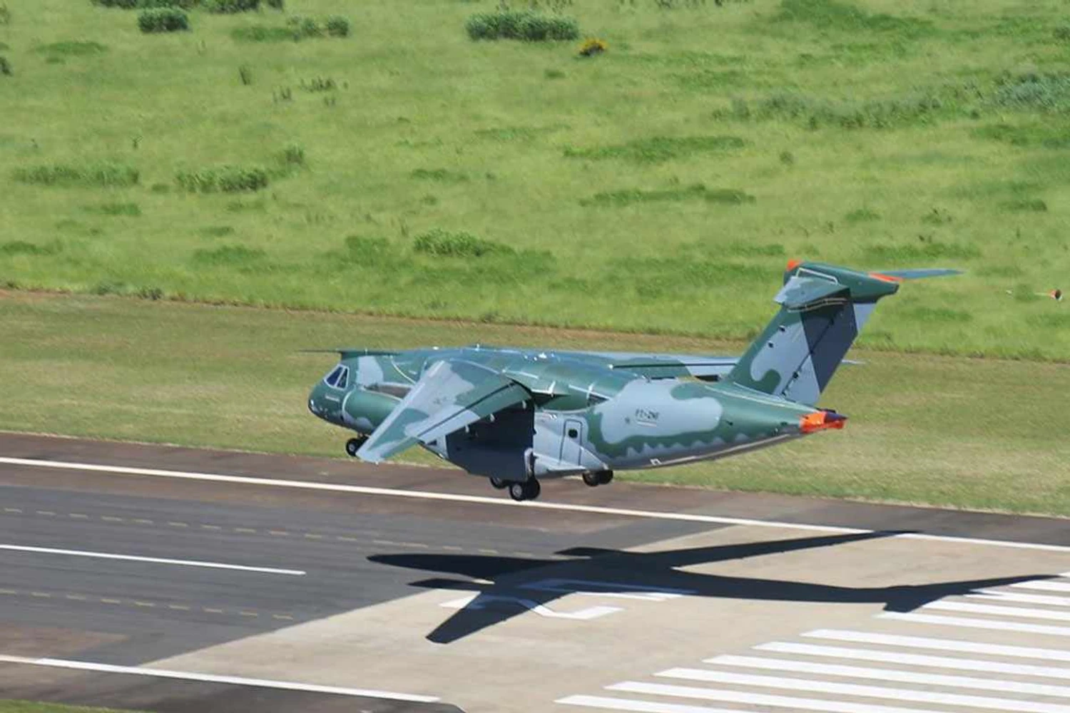 Embraer KC-390 retorna de tour internacional