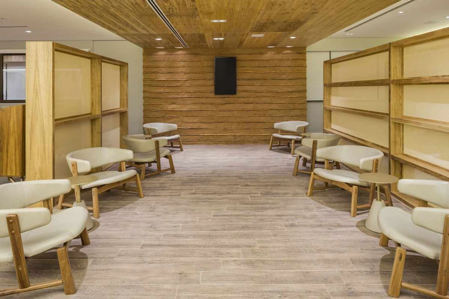 A decoração da sala é assinada pelo estúdio Sá &amp; Cioni Arquitetura e Interiores (GOL)