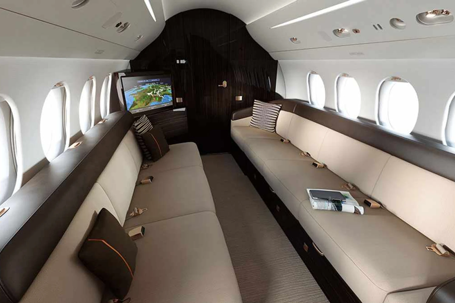 A "sala dos fundos" do Falcon 8X... (Divulgação)