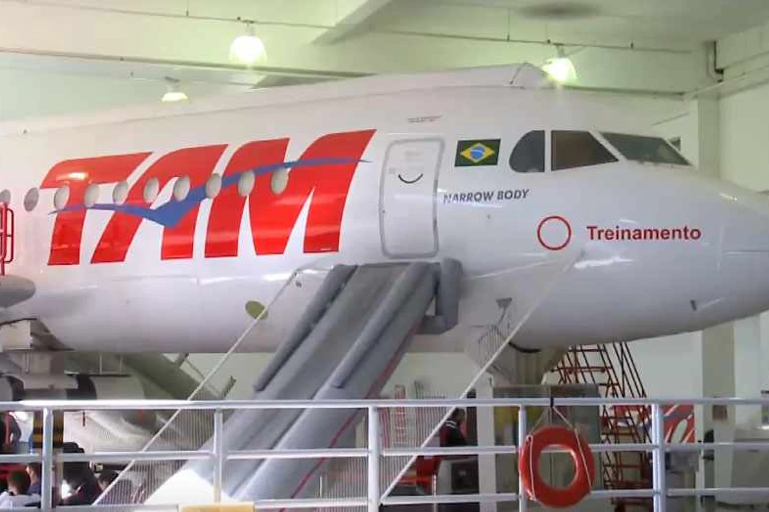 O Fokker 100 da Tam aposentado foi transformado em sala de aula para tripulantes (Airway)