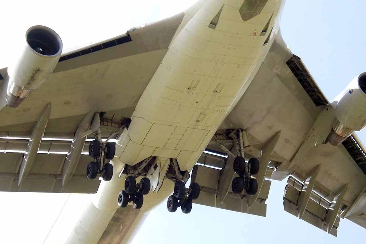 Pé no freio! Boeing 747 com os flaps totalmente estendido em aproximação para pouso (Domínio Público)