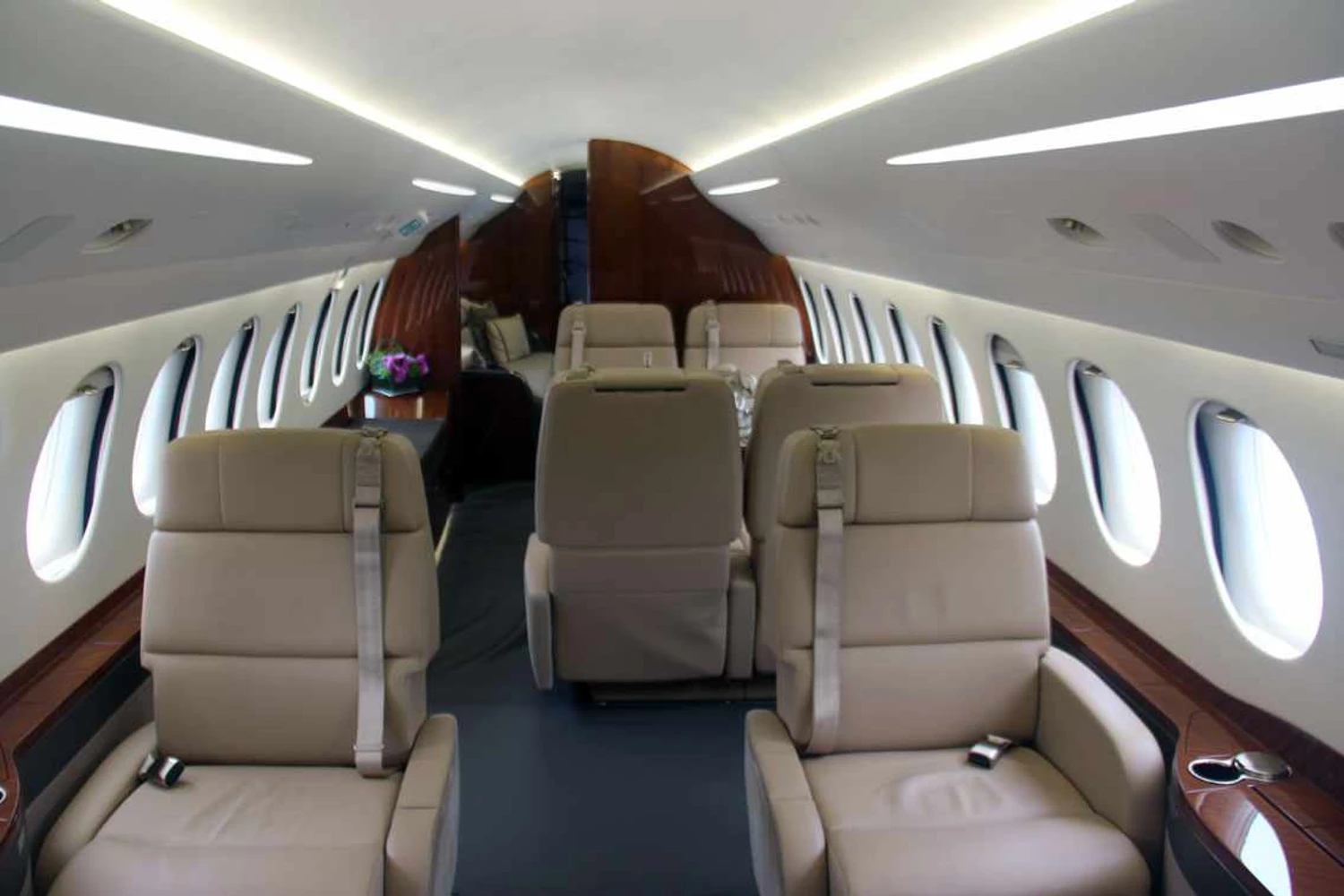 O interior do Global 6000 exposto na Labace é dividido em três ambientes (Thiago Vinholes)