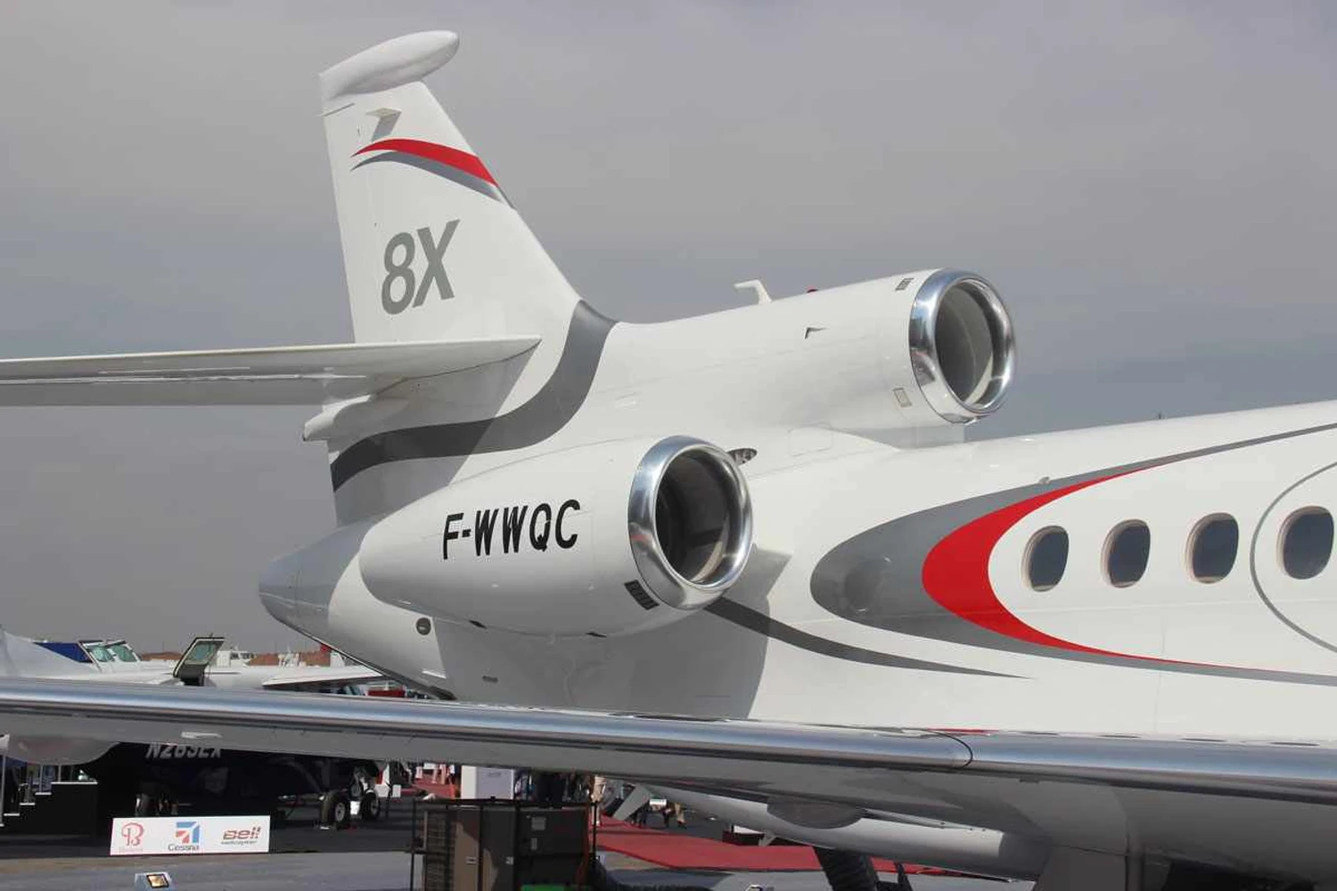Segundo a Dassault, a configuração de três motores melhora a performance em pistas curtas (Thiago Vinholes)