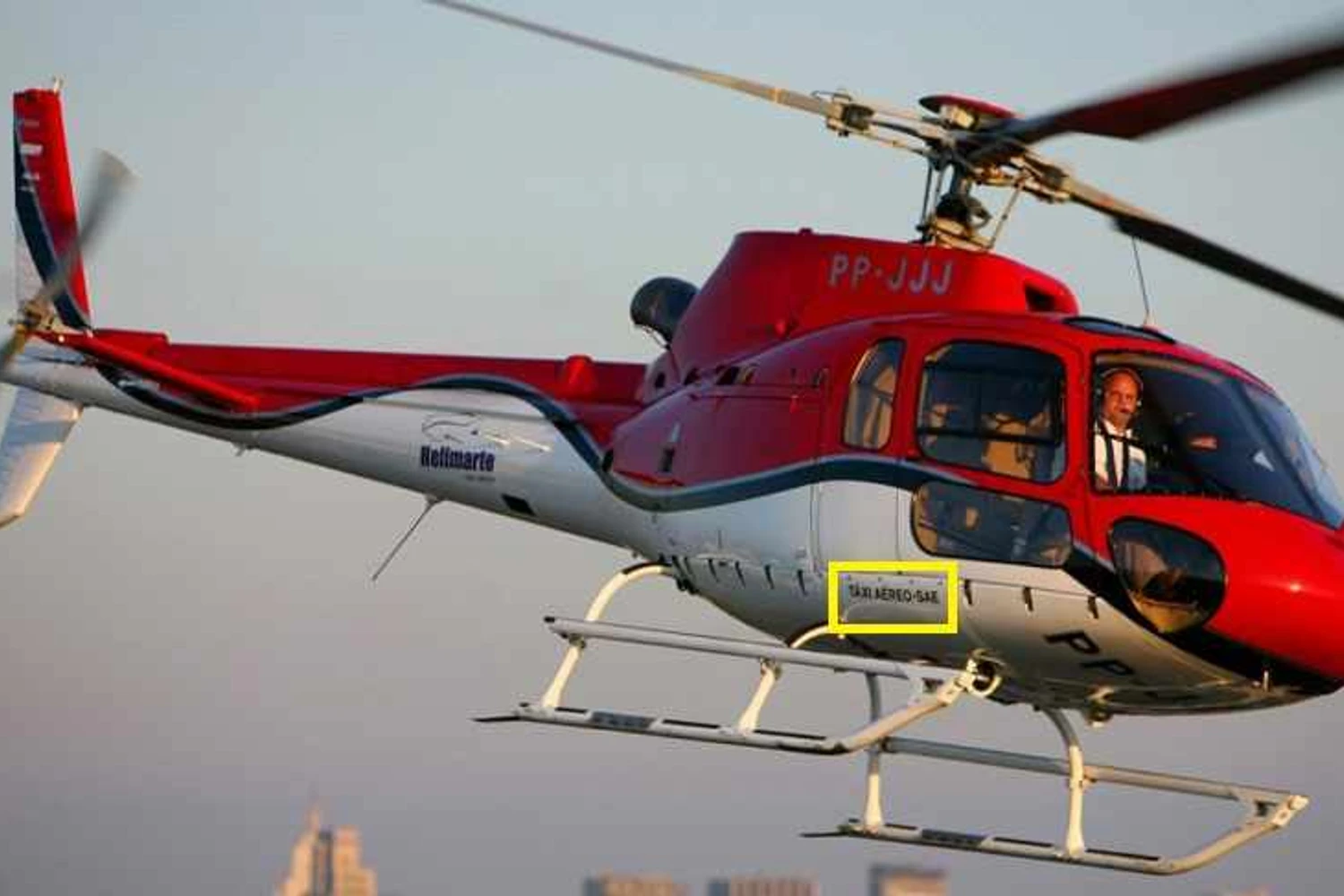 Todo táxi-aéreo certificado possui uma identificação próximo das portas da aeronave (Helimarte)