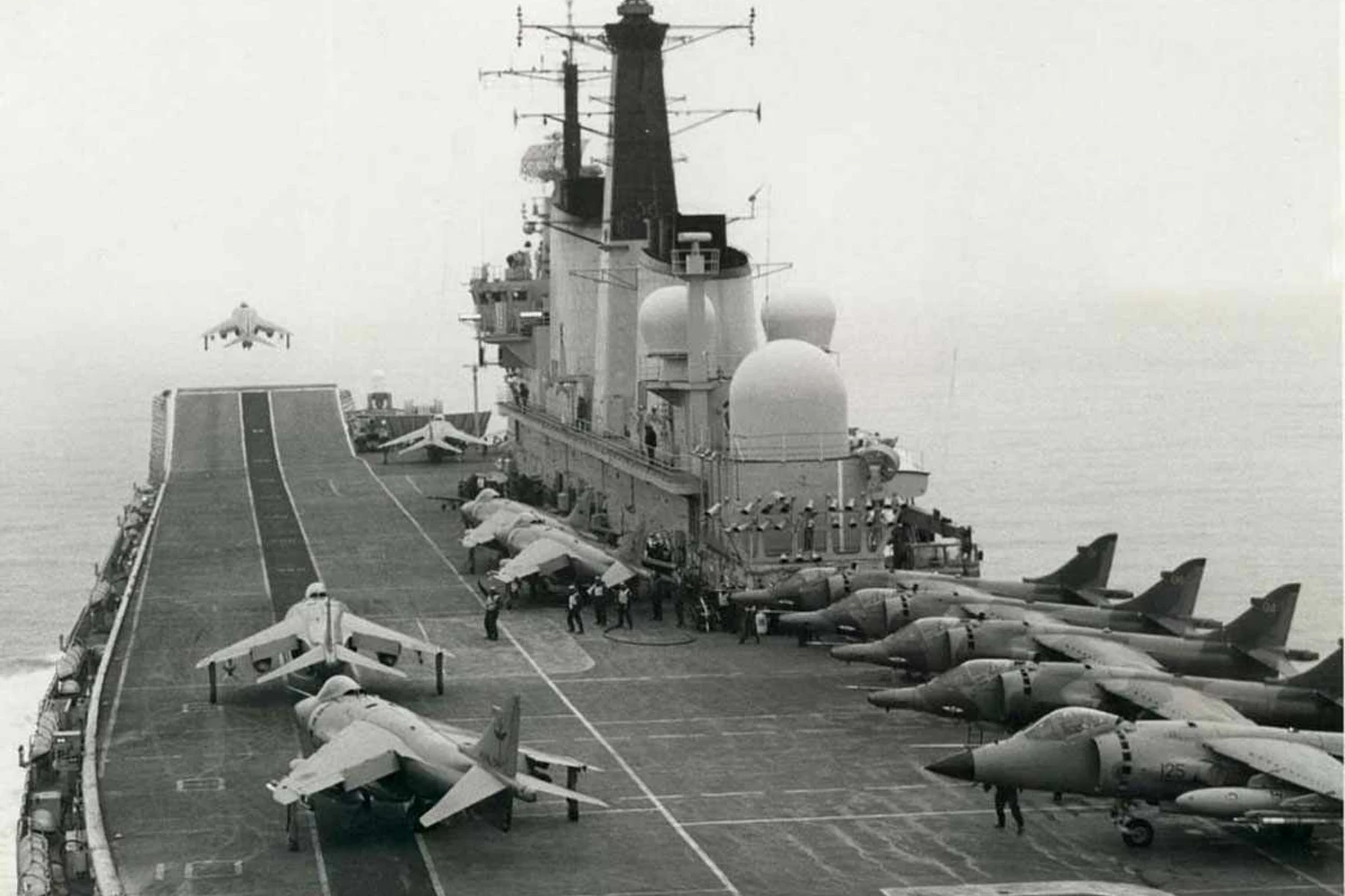 HMS Hermes com caças Harrier durante a Guerra das Malvinas (Domínio Público)