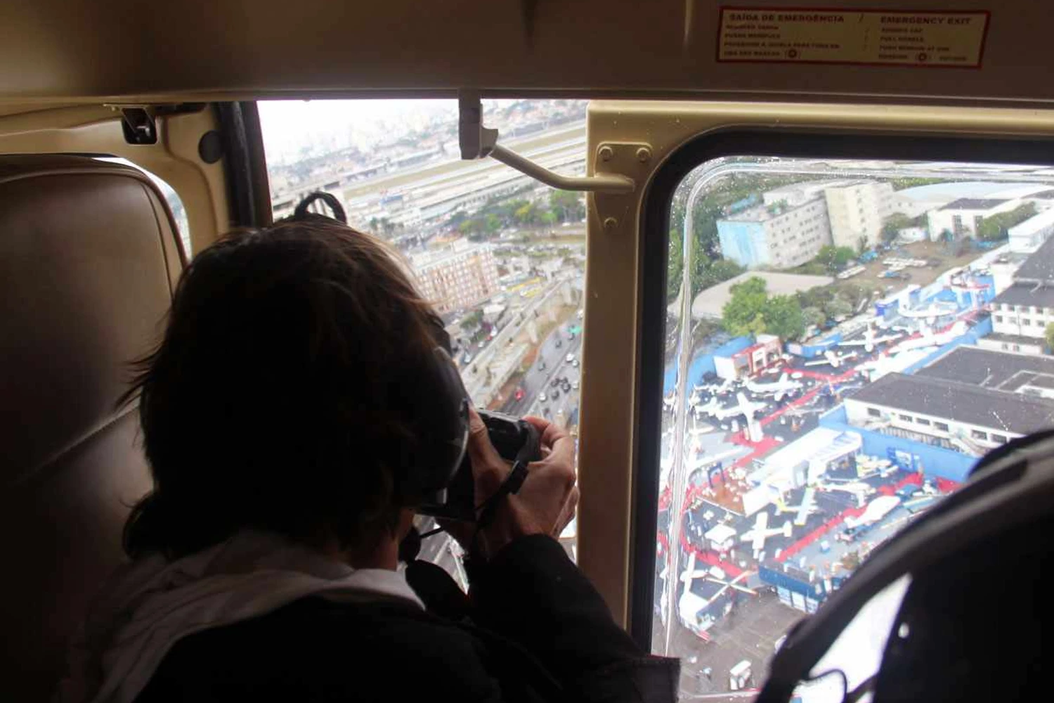 Olha lá a Labace! O helicóptero da Airbus praticamente não balança quando paira no ar (Thiago Vinholes)