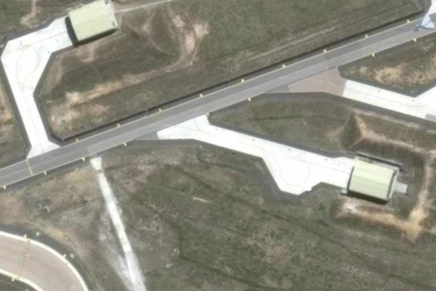 A RAF mantém de prontidão caças Typhoon na base instalada no Aeroporto Mount Pleasant (Google Maps)