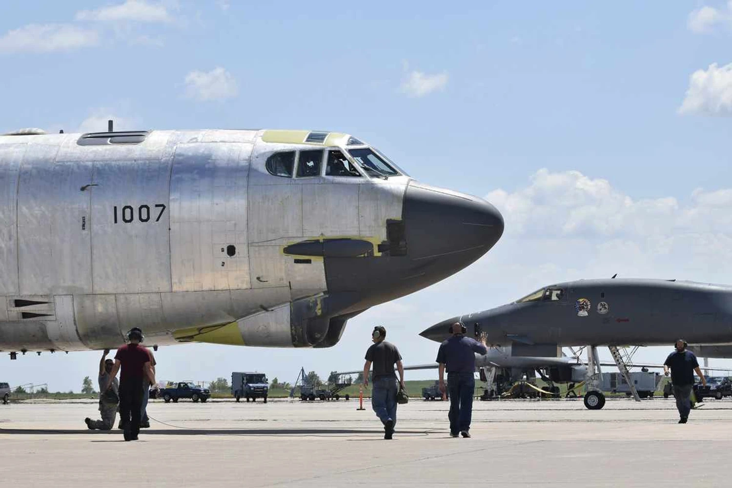 Ao fundo, o B-1B Lancer, também veterano bombardeiro que deveria ter aposentado o B-52