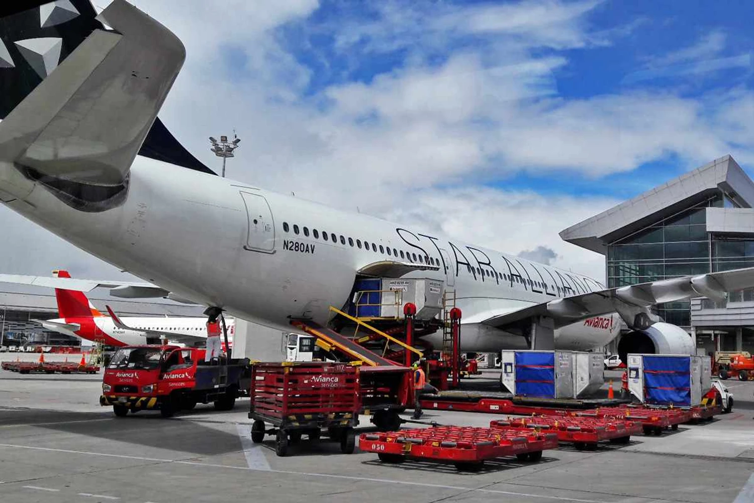 Desembarque da carga transportada de Guarulhos a Bogotá