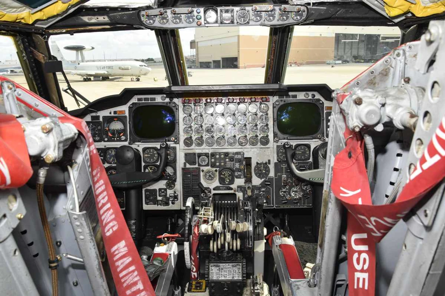 Exceto por alguns aviônicos modernos, visual da cabine do avião remete à década de 50