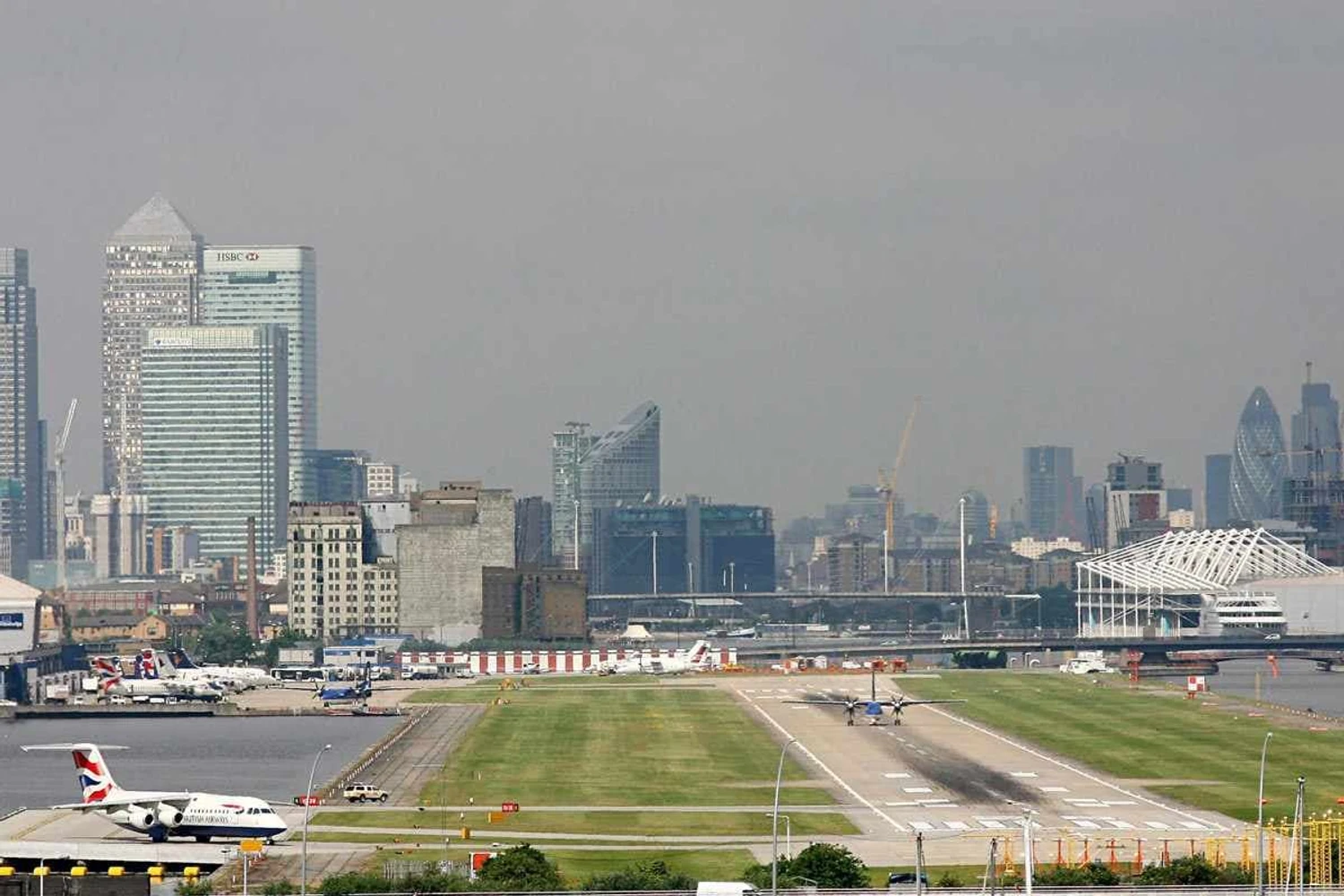 London City Airport: mesmo com pista maior, aeroporto central de Londres limita tamanho de avi&otilde;es e ru&iacute;do para funcionar no meio da cidade (Aleem Yousaf)