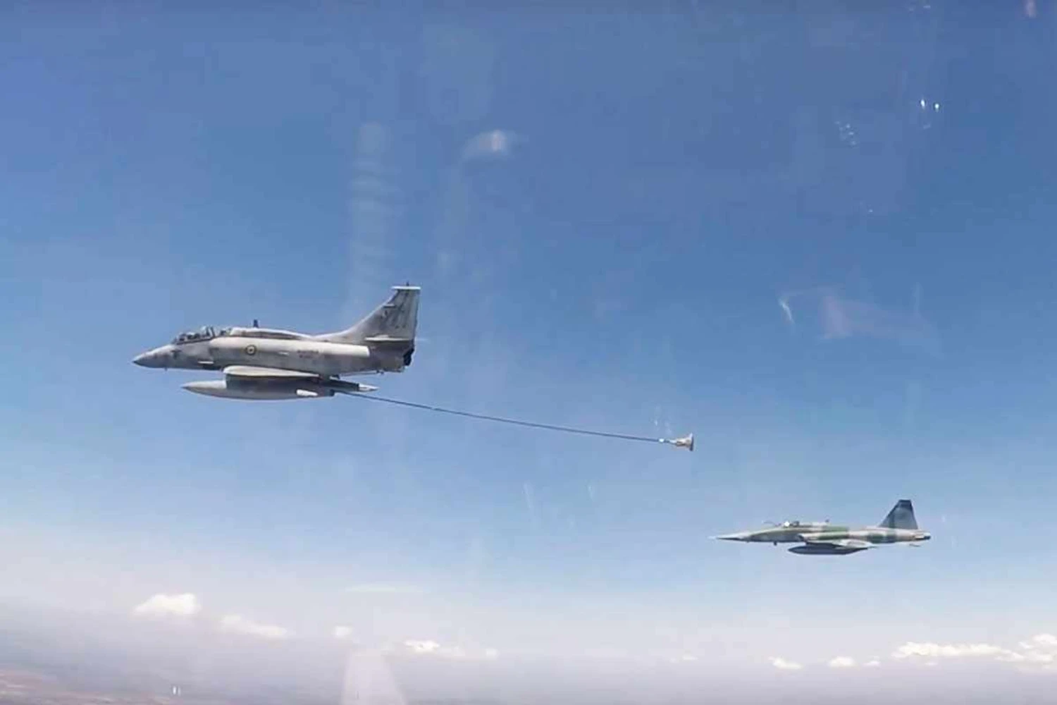 FAB e Marinha realizam operação inédita de reabastecimento aéreo