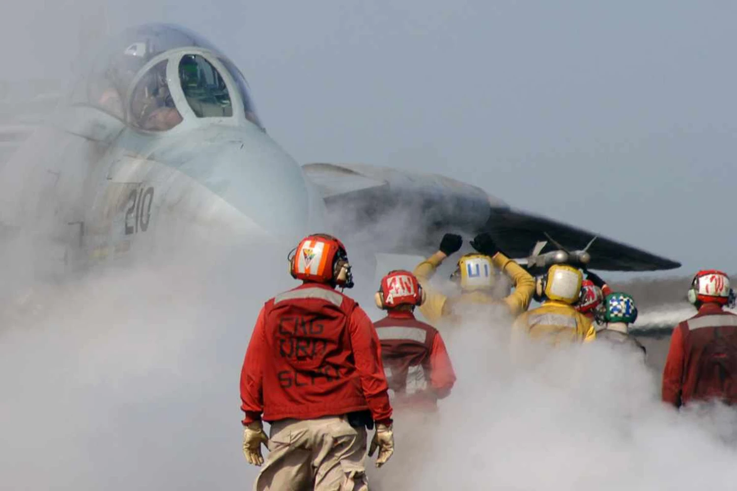 Vapor das catapultas encobre o F-14