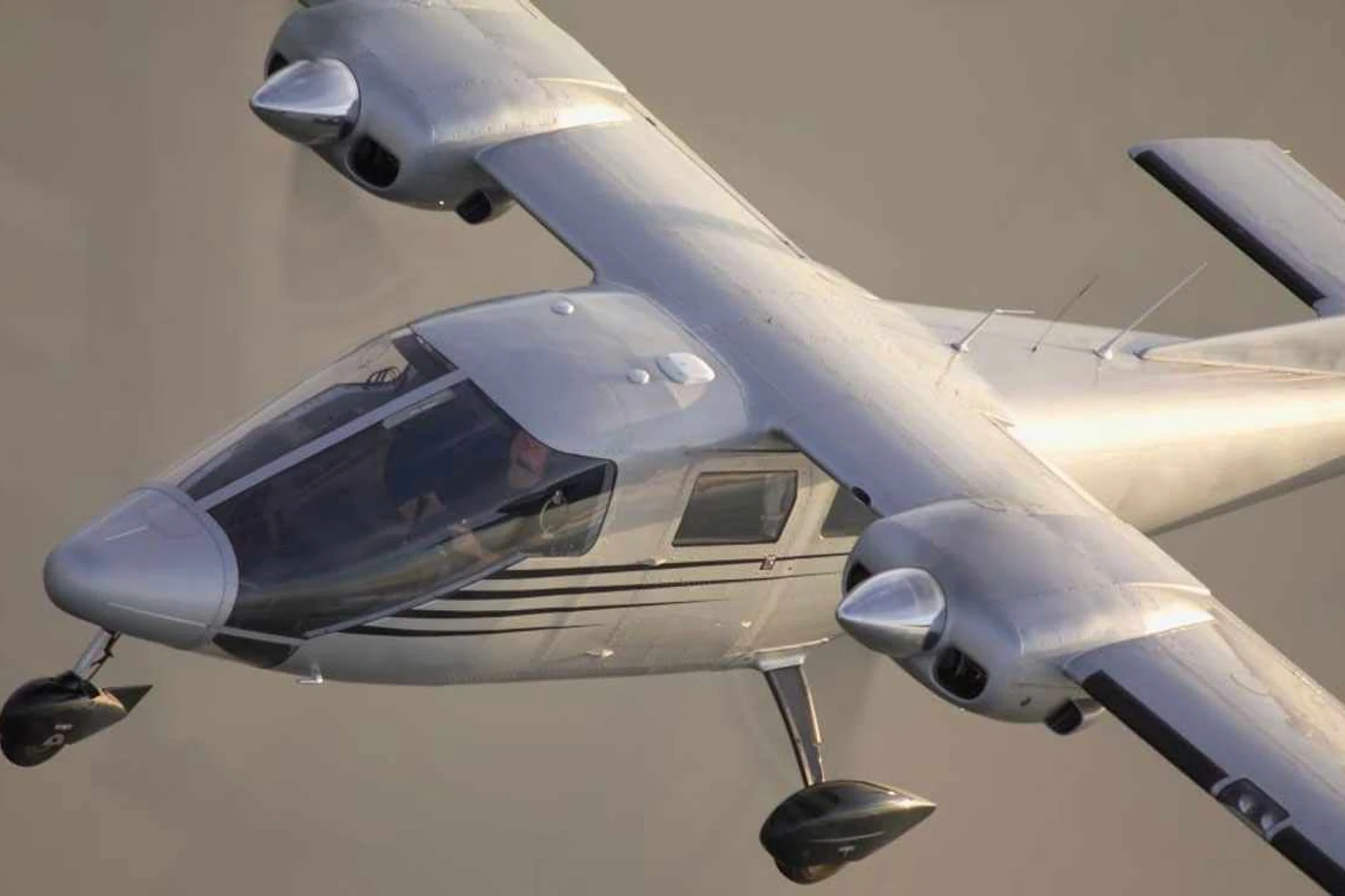 O Observer com seu nariz transparente pode ser utilizado em missões de busca e vigilância (Vulcan Air)