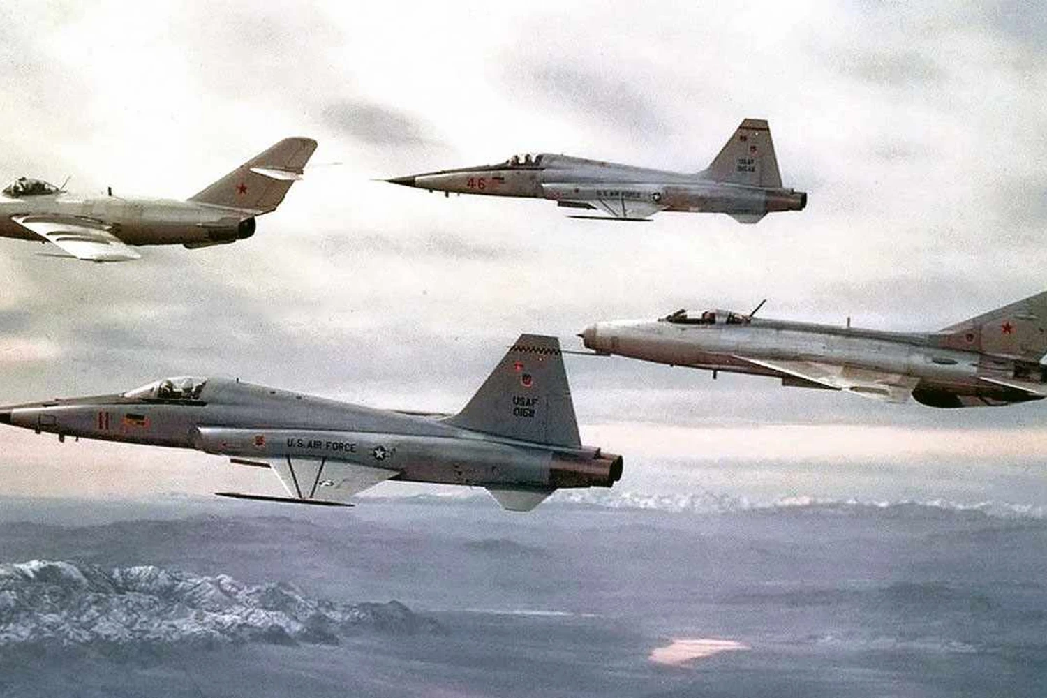 F-5 americanos voando em formação com "inimigo", um MiG-17 e um MiG-21