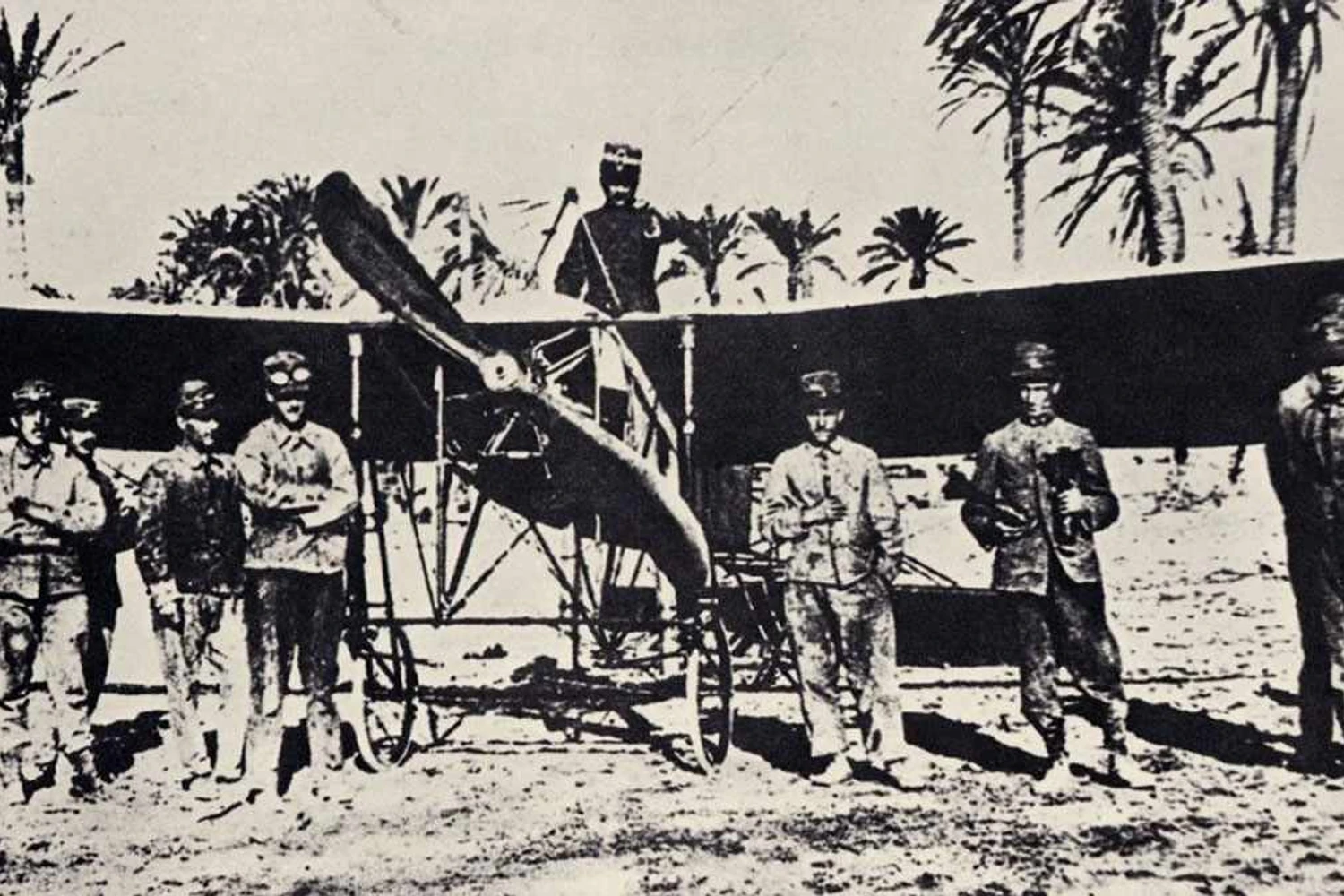 Foto de 1911 mostra o capitão Piazza no posto de comando de um Blériot XI (Domínio Público)
