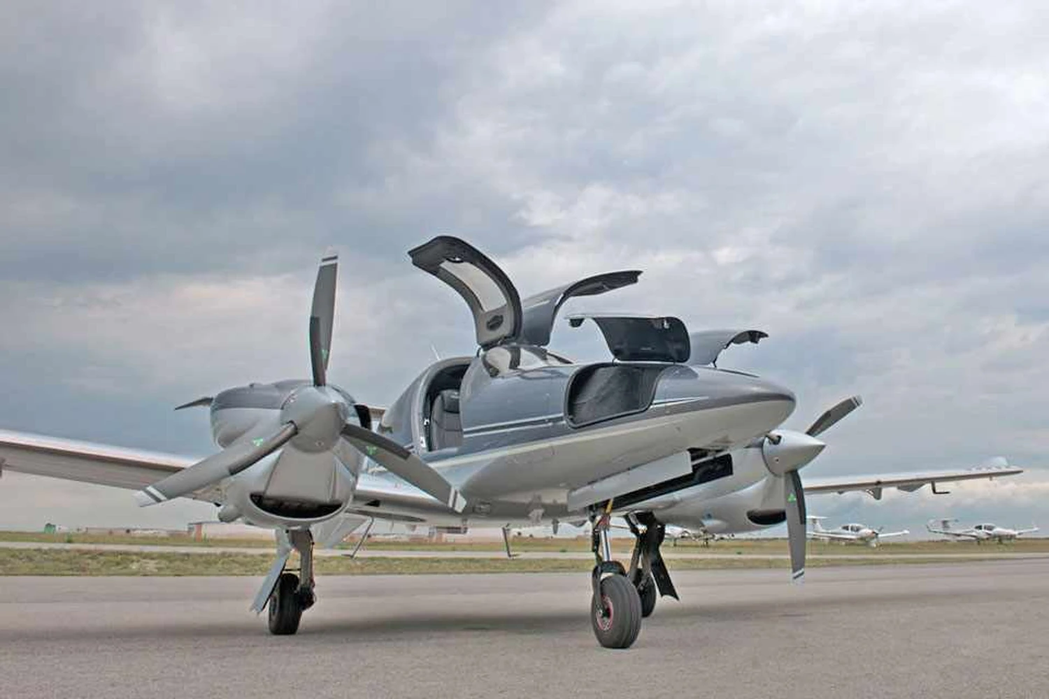 O bagageiro do DA62 fica no nariz da fuselagem (Divulgação)