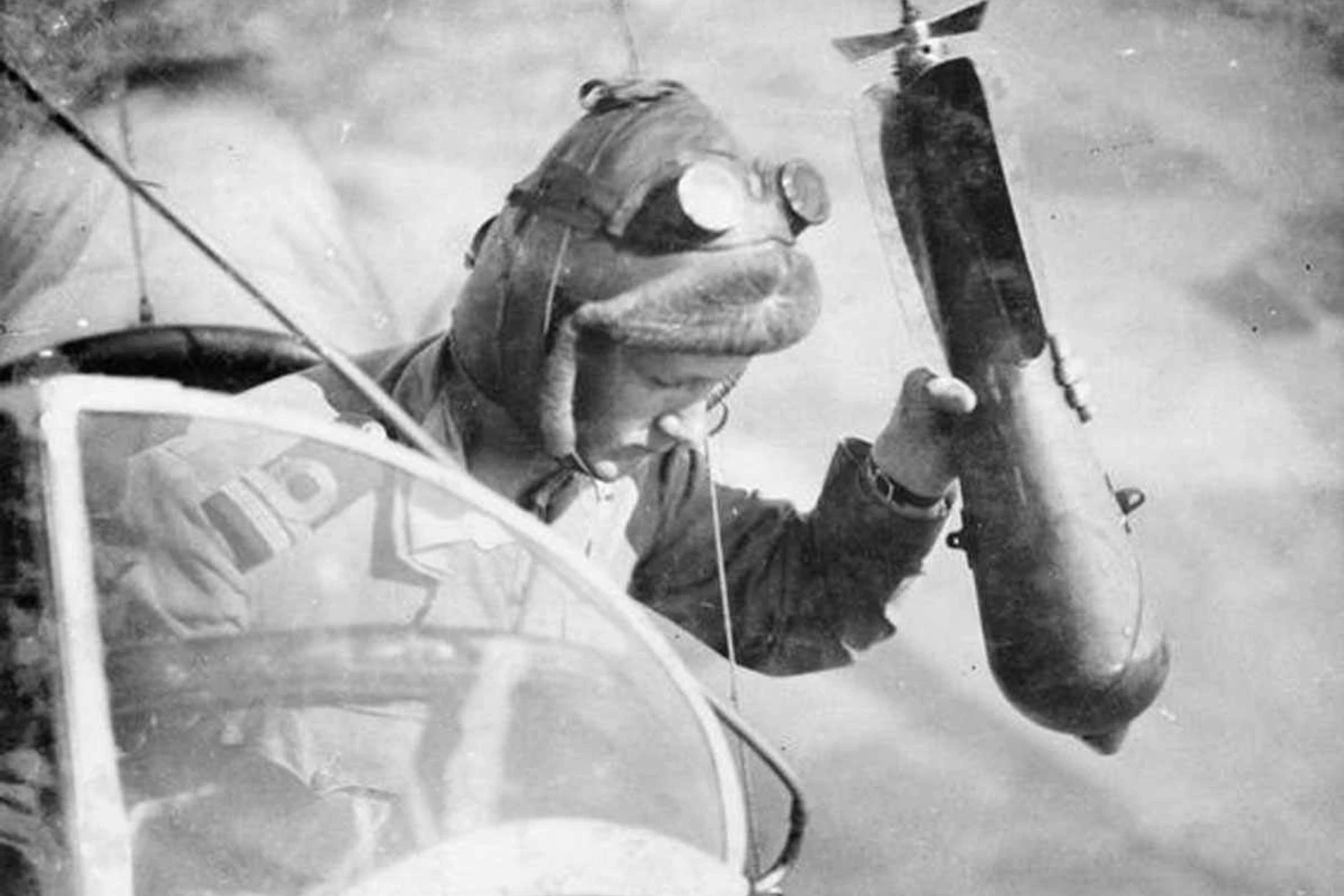 O lançamento manual de bombas foi realizado até o final da Primeira Guerra Mundial (Domínio Público)