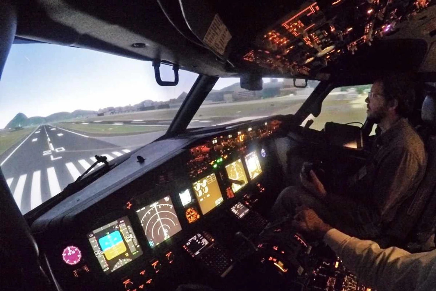 Vídeo: acompanhe um pouso e decolagem no simulador de Boeing 737-800 da Gol