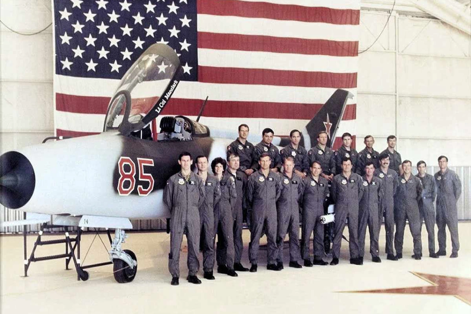 Pilotos do Red Eagles posam ao lado do MiG-21 (USAF)