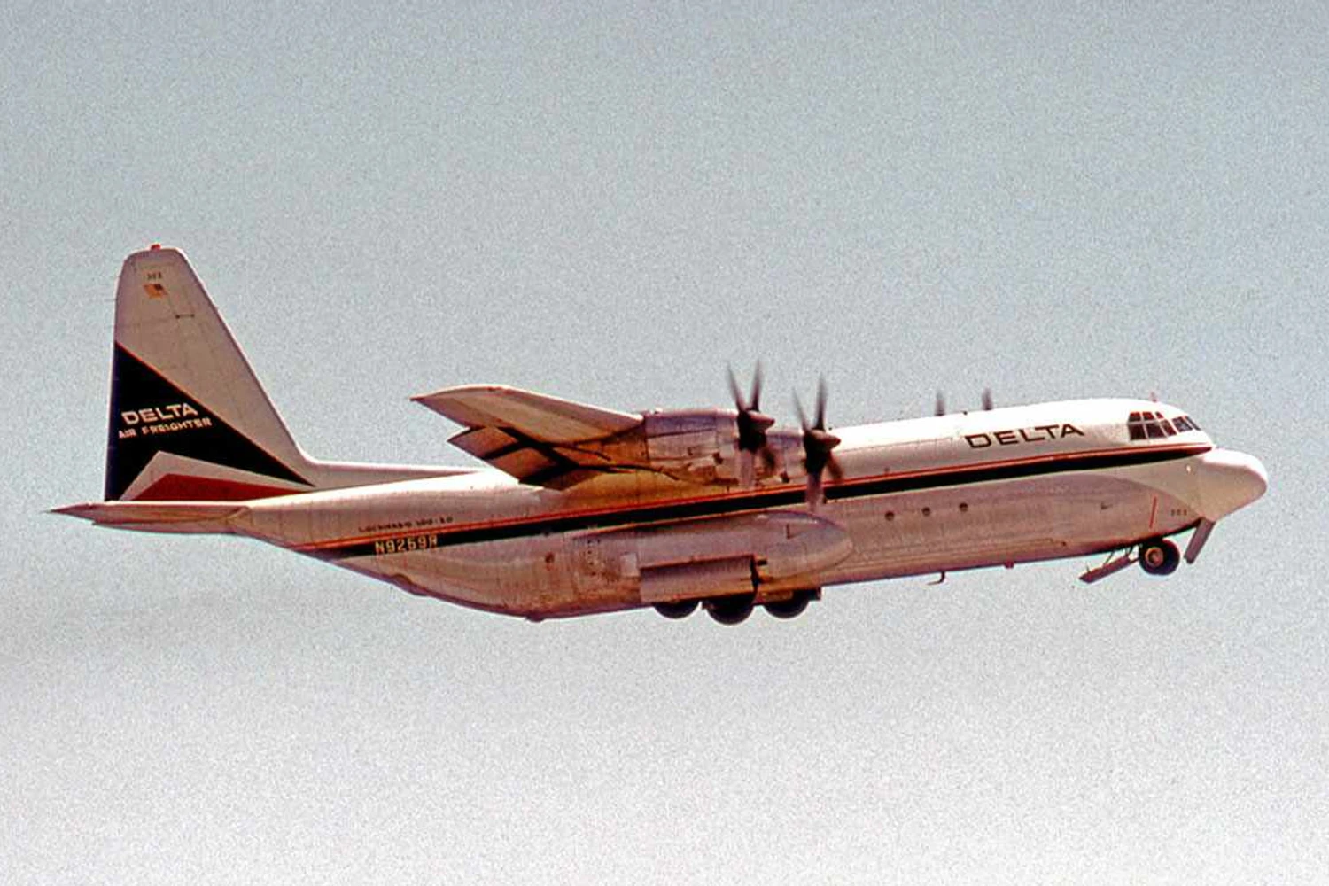 A divisão de carga da Delta Airlines já voou com o L-130 (Domínio Público)