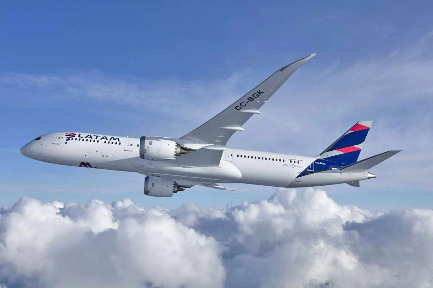 LATAM amplia frequências internacionais e lança rota para Amsterdã em 2026