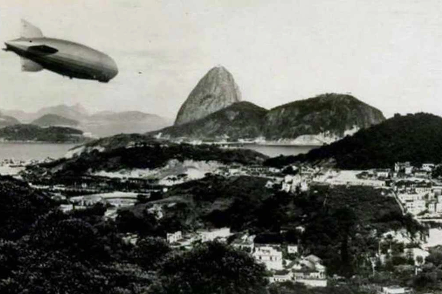 Graf Zeppelin sobrevoando o Rio de Janeiro (MUSAL)