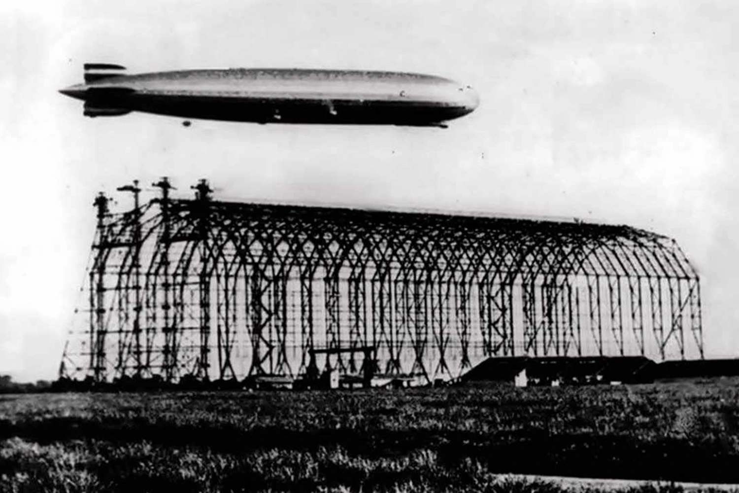 Hindenburg sobrevoando Santa Cruz, enquanto o hangar ainda estava em construção (MUSAL)