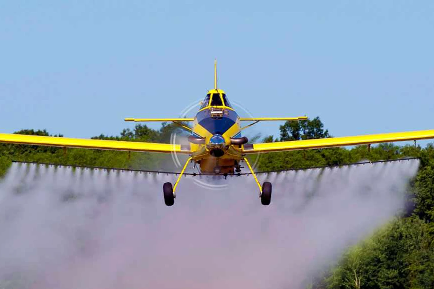 O AT-802 em sua função original, dispersando agentes pesticidas em plantações (Air Tractor)