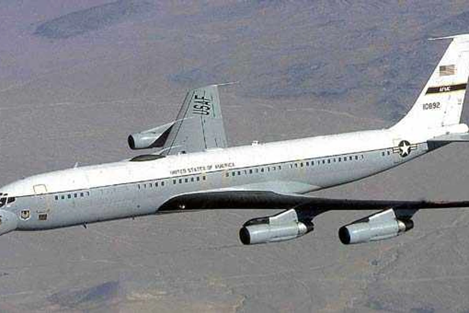 O EC-135 e seu peculiar nariz: a peça esconde um radar de longo alcance (USAF)
