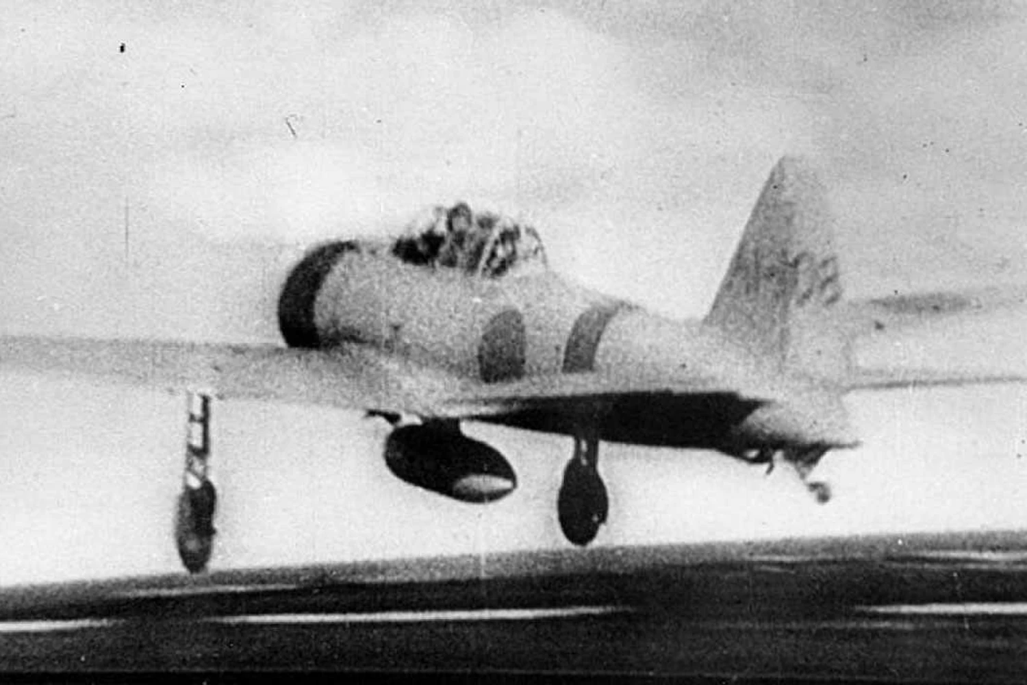 O temido e formidável caça Zero era uma das ameaças no enxame de aviões japoneses (Domínio Público)