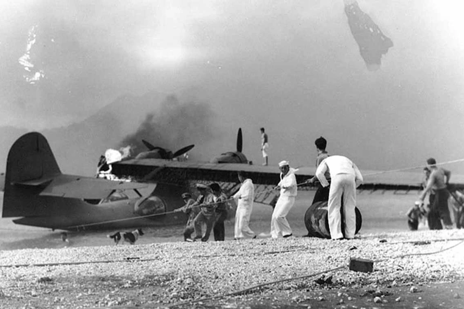 PBY Catalina em chamas em Pearl Harbor; os EUA perderam mais de 340 aviões nesse dia (Domínio Público)