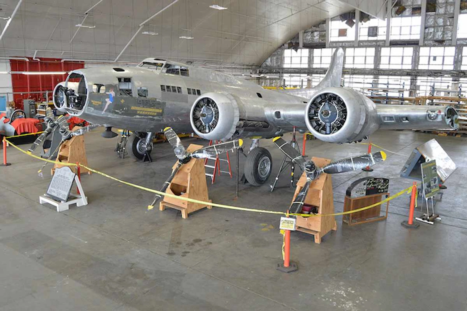 B-17 “Memphis Belle” é preparado para exposição em grande estilo
