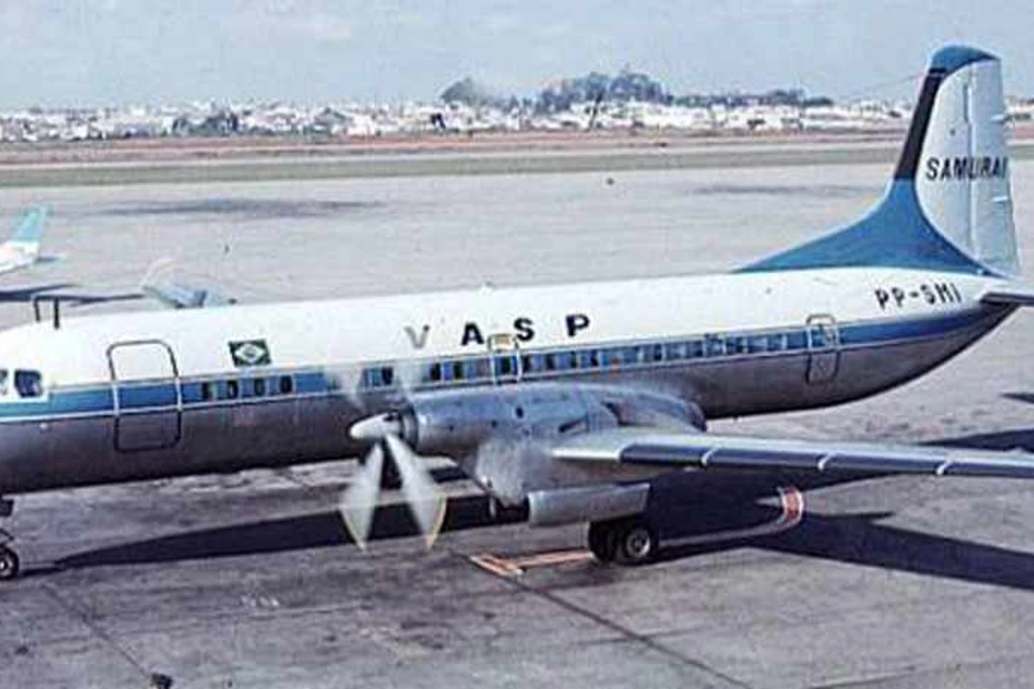 O NAMC YS-11 ficou conhecido no Brasil como "Samurai"