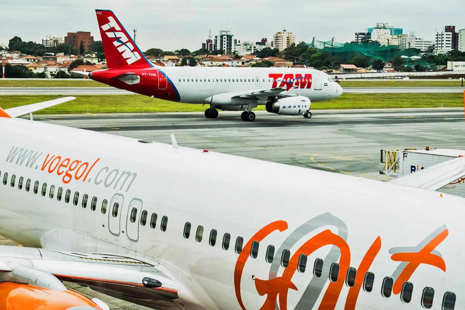 Avião da TAM decola de Congonhas: aeroporto paulistano cresceu em ano de crise (