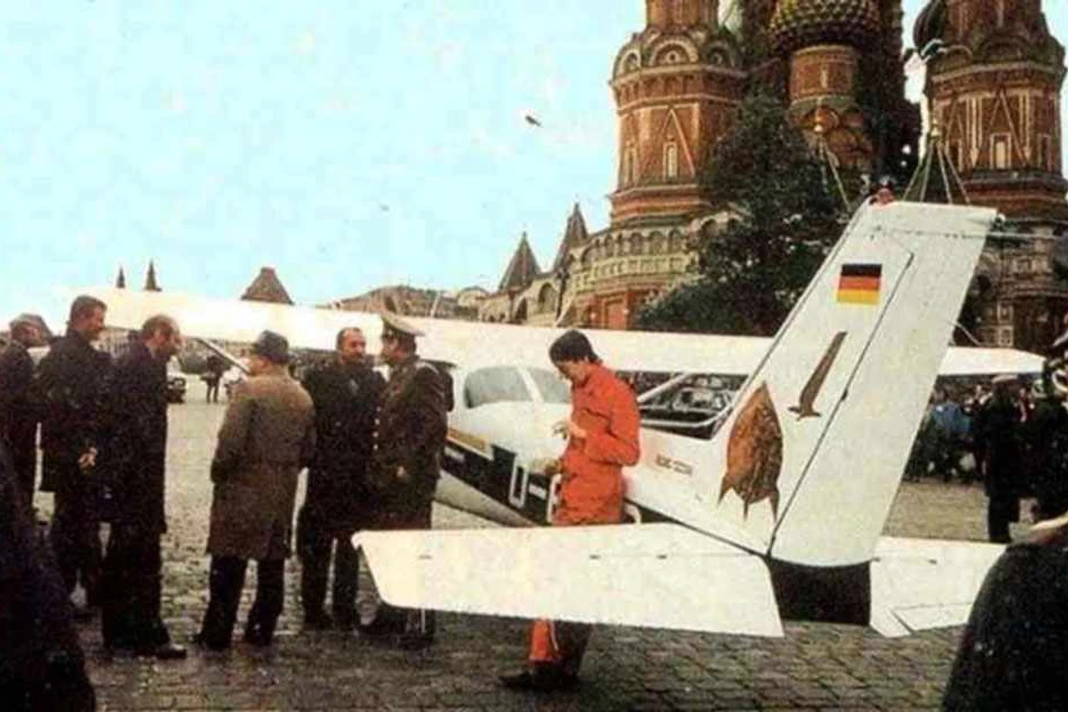 O piloto alemão foi preso duas horas depois de pousar ao lado da Catedral São Basílio (Englishrussia)