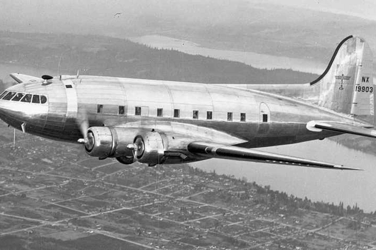 O quadrimotor Boeing 307 foi o primeiro avião comercial com cabine pressurizada (Domínio Público)