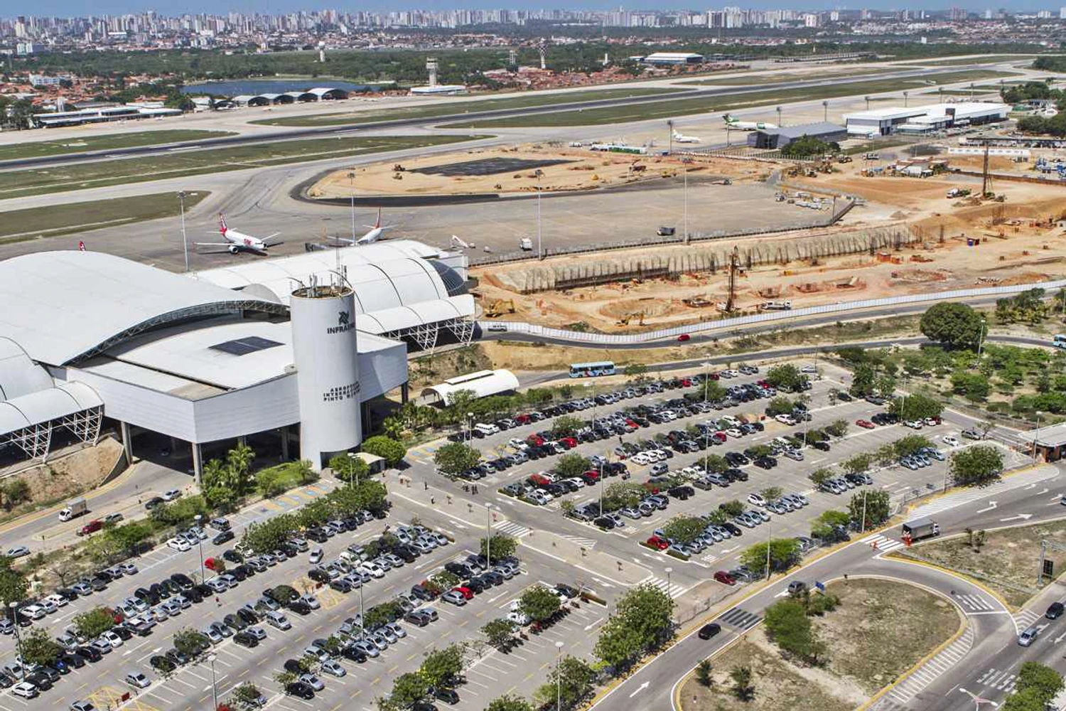 À direita, o terrão onde deveria existir a extensão do terminal de passageiros desde a Copa de 2014 (GF)
